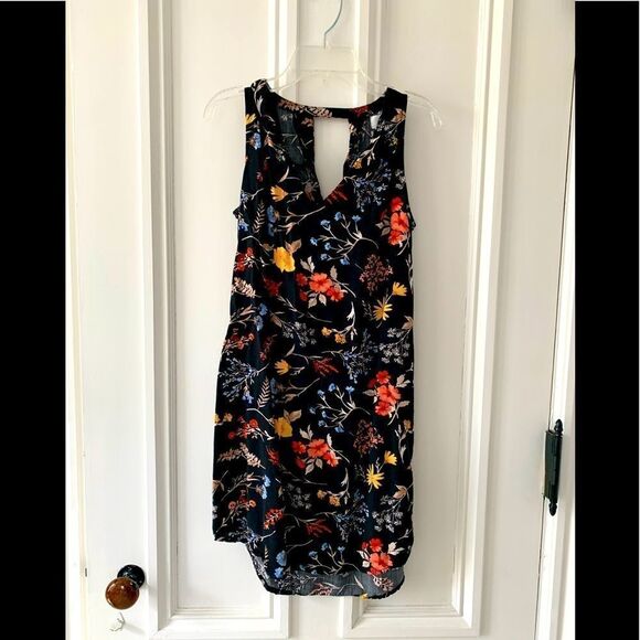 Old Navy Dresses & Skirts - Old Navy black floral v-neck dress XS